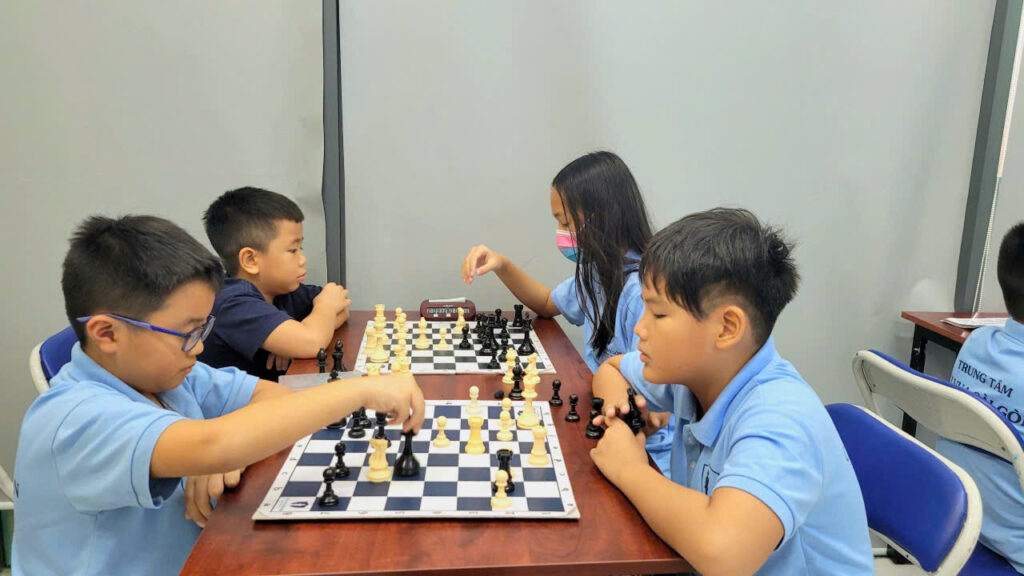 hình lớp học bé 8-9 tuổi